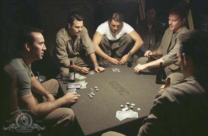 مارتین هندرسون در صحنه فیلم سینمایی نجواگران باد به همراه Noah Emmerich، مارک روفالو و نیکلاس کیج