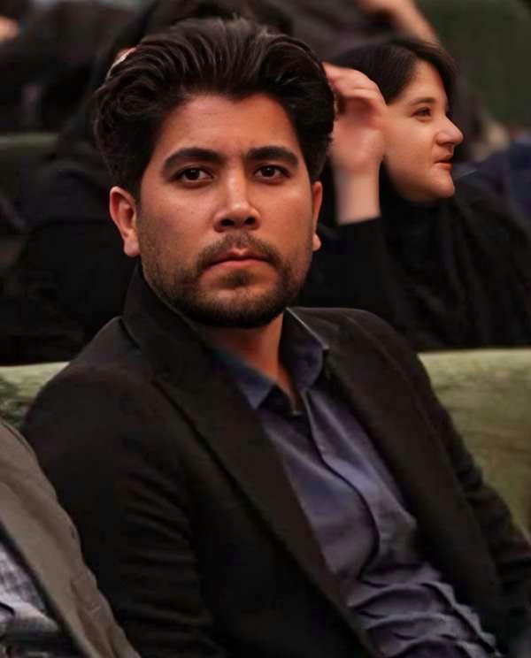 تصویری از محبوب محمودی، بازیگر سینما و تلویزیون در حال بازیگری سر صحنه یکی از آثارش