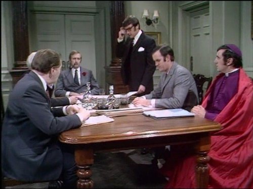 Michael Palin در صحنه سریال تلویزیونی سیرک پرنده مونتی پایتون به همراه Terry Jones، Graham Chapman و جان کلیز