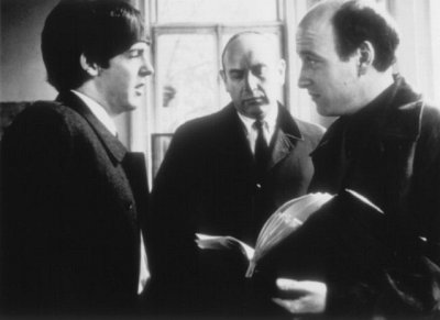 Paul McCartney در صحنه فیلم سینمایی A Hard Day's Night به همراه Richard Lester