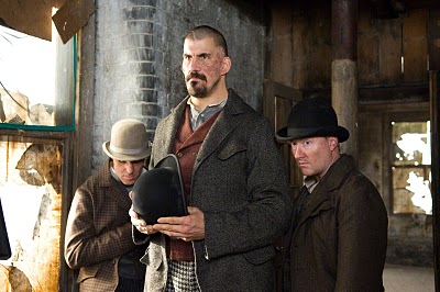 Robert Maillet در صحنه فیلم سینمایی شرلوک هلمز