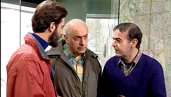 اسماعیل داورفر در صحنه سریال تلویزیونی آژانس دوستی به همراه حمید لولایی