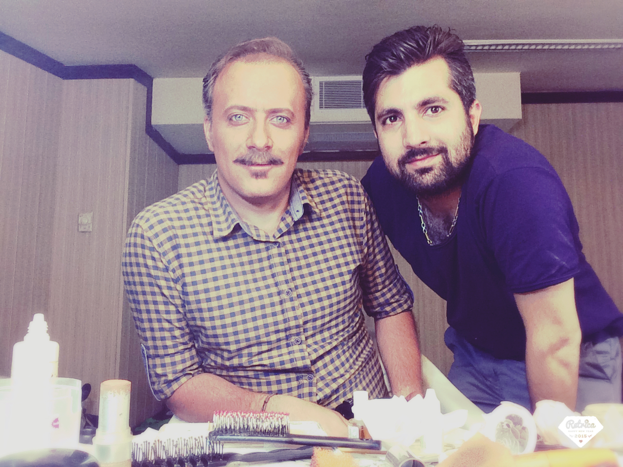 تصویری از آریا معافی، بازیگر و طراح گریم سینما و تلویزیون در حال بازیگری سر صحنه یکی از آثارش