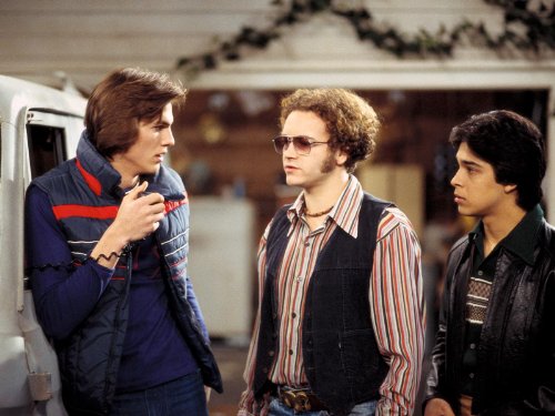 Ashton Kutcher در صحنه سریال تلویزیونی That '70s Show به همراه Wilmer Valderrama و Danny Masterson
