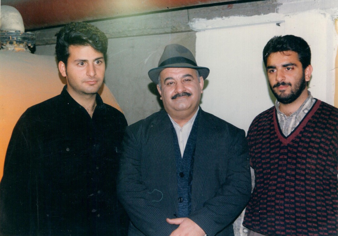 تصویری از غلامحسین لطفی، بازیگر و کارگردان سینما و تلویزیون در حال بازیگری سر صحنه یکی از آثارش