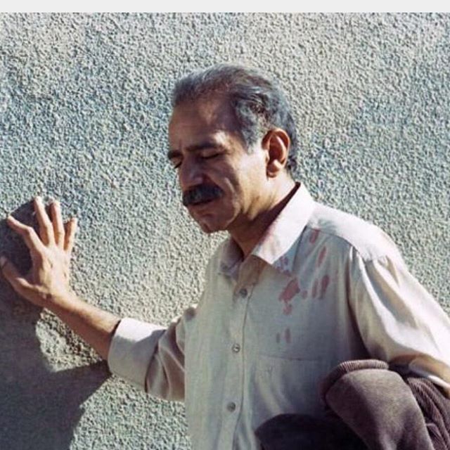 تصویری از پرویز پرستویی، بازیگر و تهیه کننده سینما و تلویزیون در حال بازیگری سر صحنه یکی از آثارش