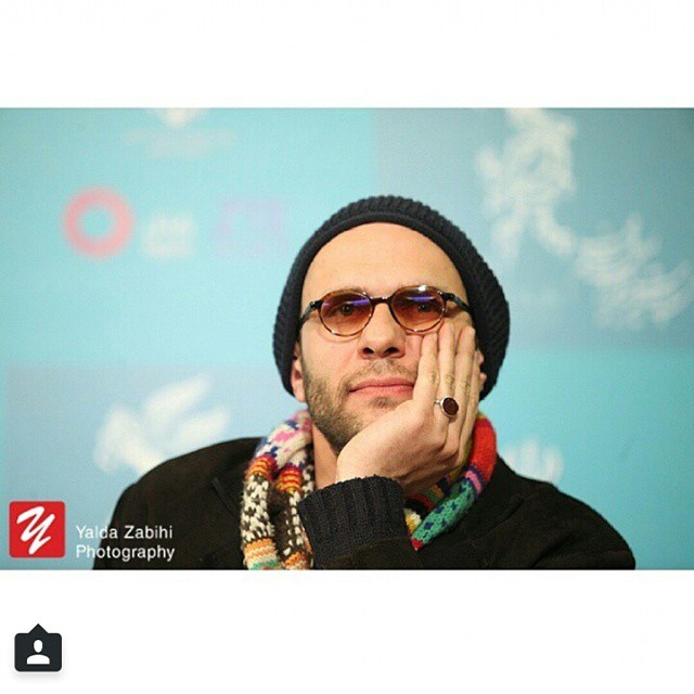 تصویری از بابک حمیدیان، بازیگر و تهیه کننده سینما و تلویزیون در حال بازیگری سر صحنه یکی از آثارش