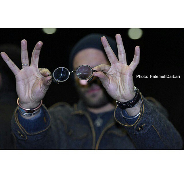 تصویری از بابک حمیدیان، بازیگر و تهیه کننده سینما و تلویزیون در حال بازیگری سر صحنه یکی از آثارش