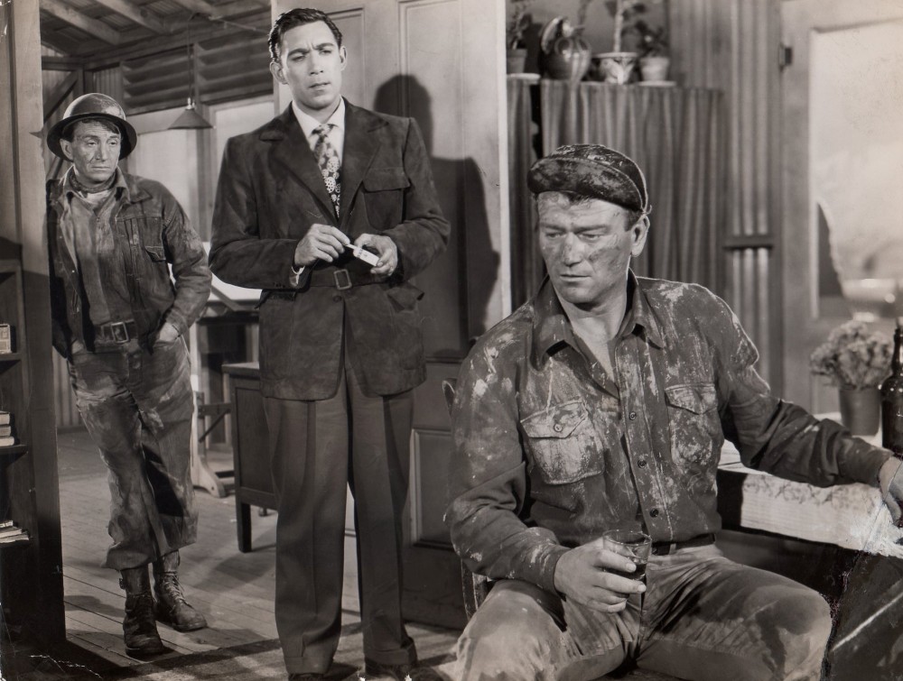 John Wayne در صحنه فیلم سینمایی Tycoon به همراه Paul Fix و آنتونی کوئین