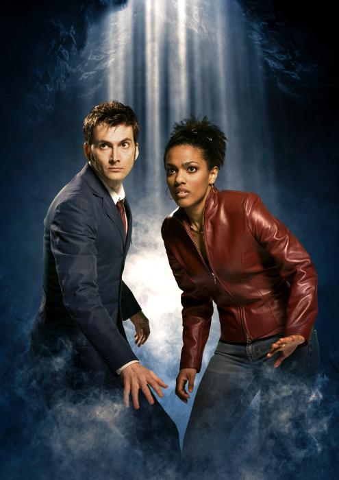 Freema Agyeman در صحنه سریال تلویزیونی Doctor Who به همراه دیوید تننت