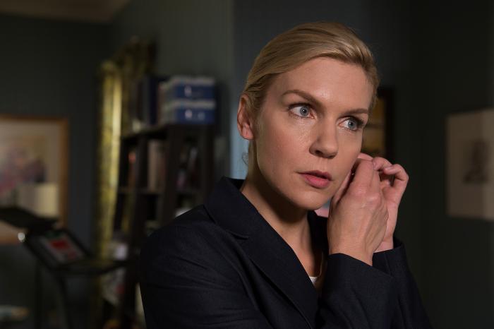 Rhea Seehorn در صحنه سریال تلویزیونی بهتره با سال تماس بگیری