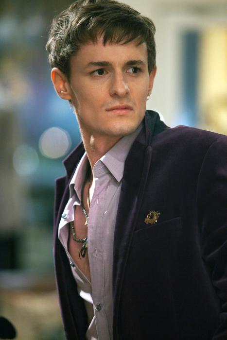 Giles Matthey در صحنه سریال تلویزیونی خون حقیقی