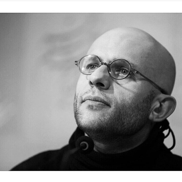 تصویری از بابک حمیدیان، بازیگر و تهیه کننده سینما و تلویزیون در حال بازیگری سر صحنه یکی از آثارش