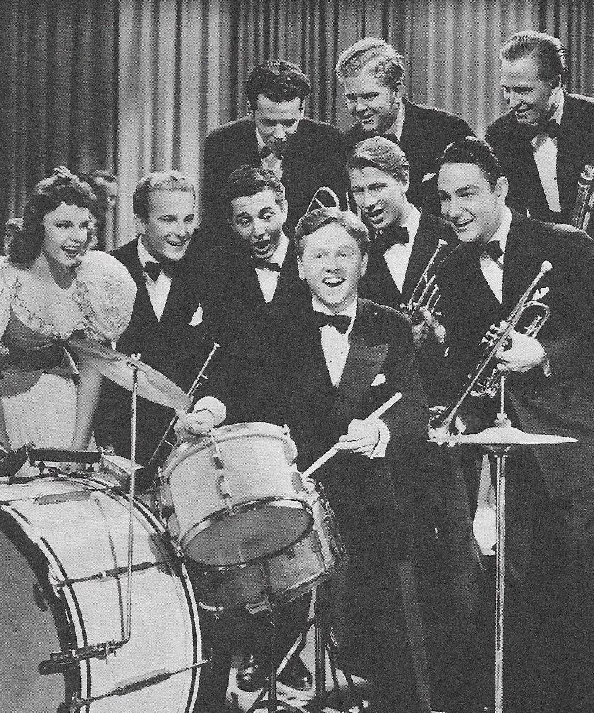 Mickey Rooney در صحنه فیلم سینمایی Strike Up the Band به همراه جودی گارلند