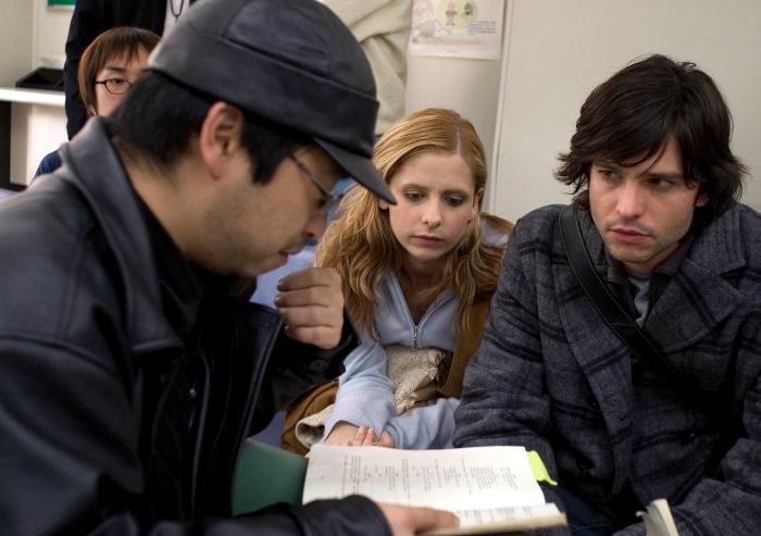 Takashi Shimizu در صحنه فیلم سینمایی کینه به همراه Jason Behr و سارا میشل گلر