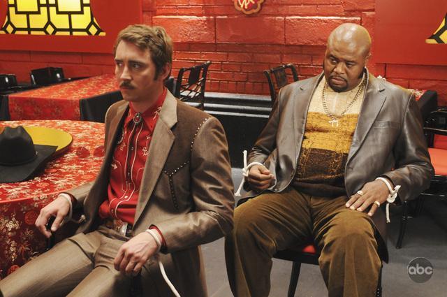 Chi McBride در صحنه سریال تلویزیونی Pushing Daisies به همراه لی پیس