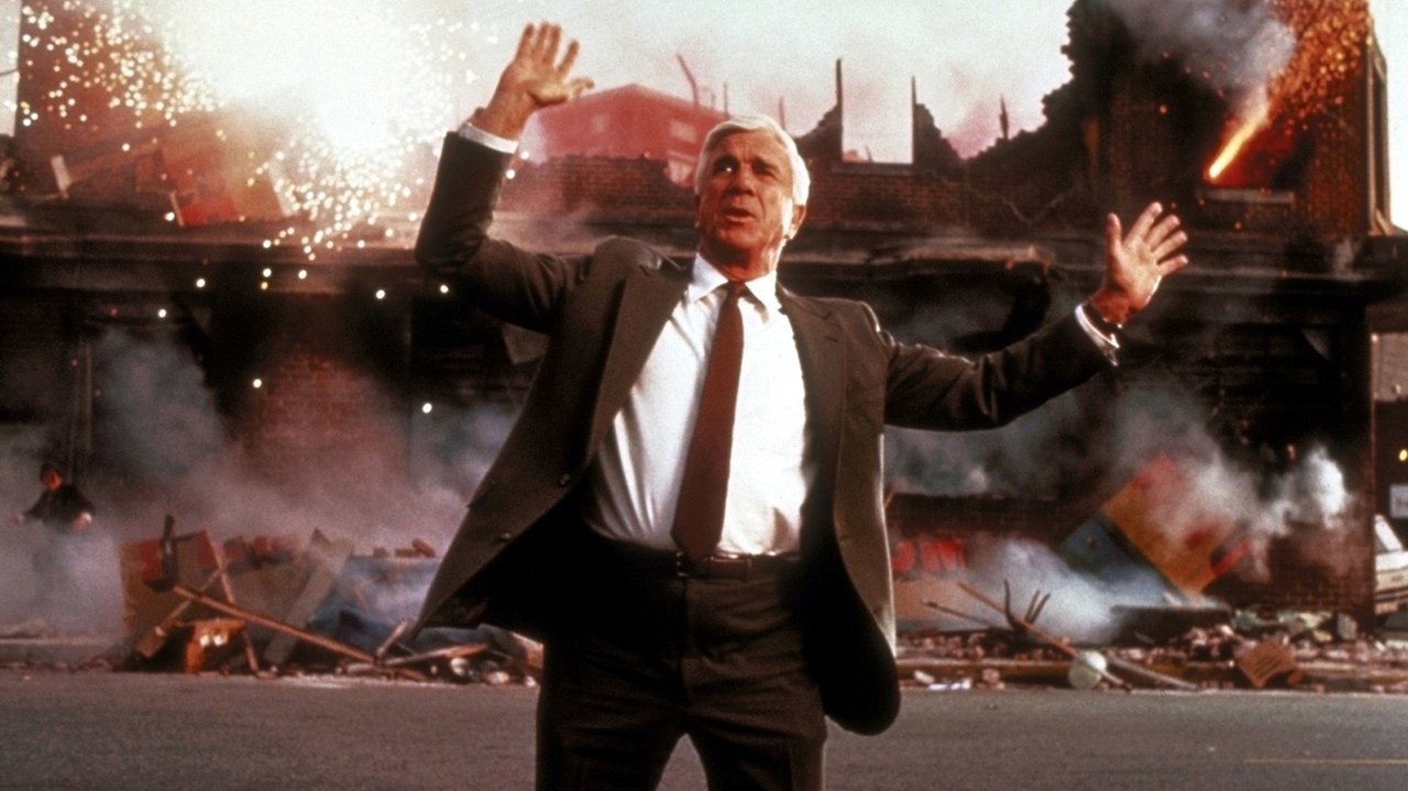 لسلی نیلسن در صحنه فیلم سینمایی The Naked Gun: From the Files of Police Squad!