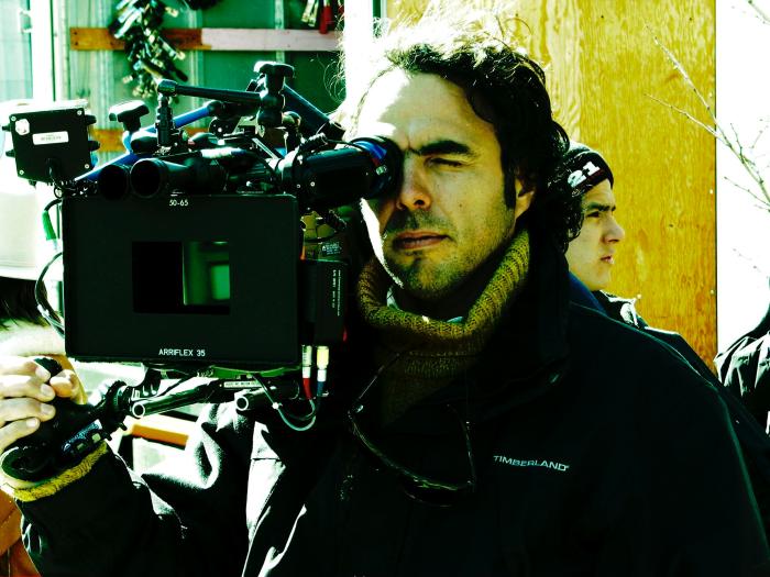 الخاندرو گونسالس اینیاریتو در صحنه فیلم سینمایی ۲۱ گرم