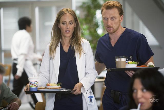 Kim Raver در صحنه سریال تلویزیونی آناتومی گری به همراه کوین مک کید