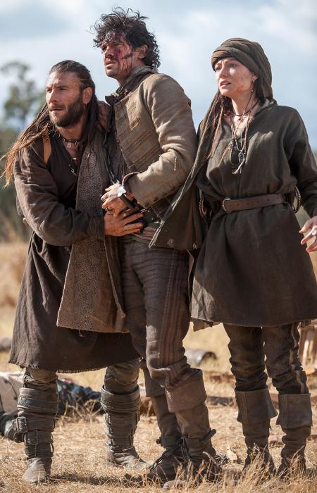 Clara Paget در صحنه سریال تلویزیونی بادبان های سیاه به همراه Toby Schmitz و Zach McGowan