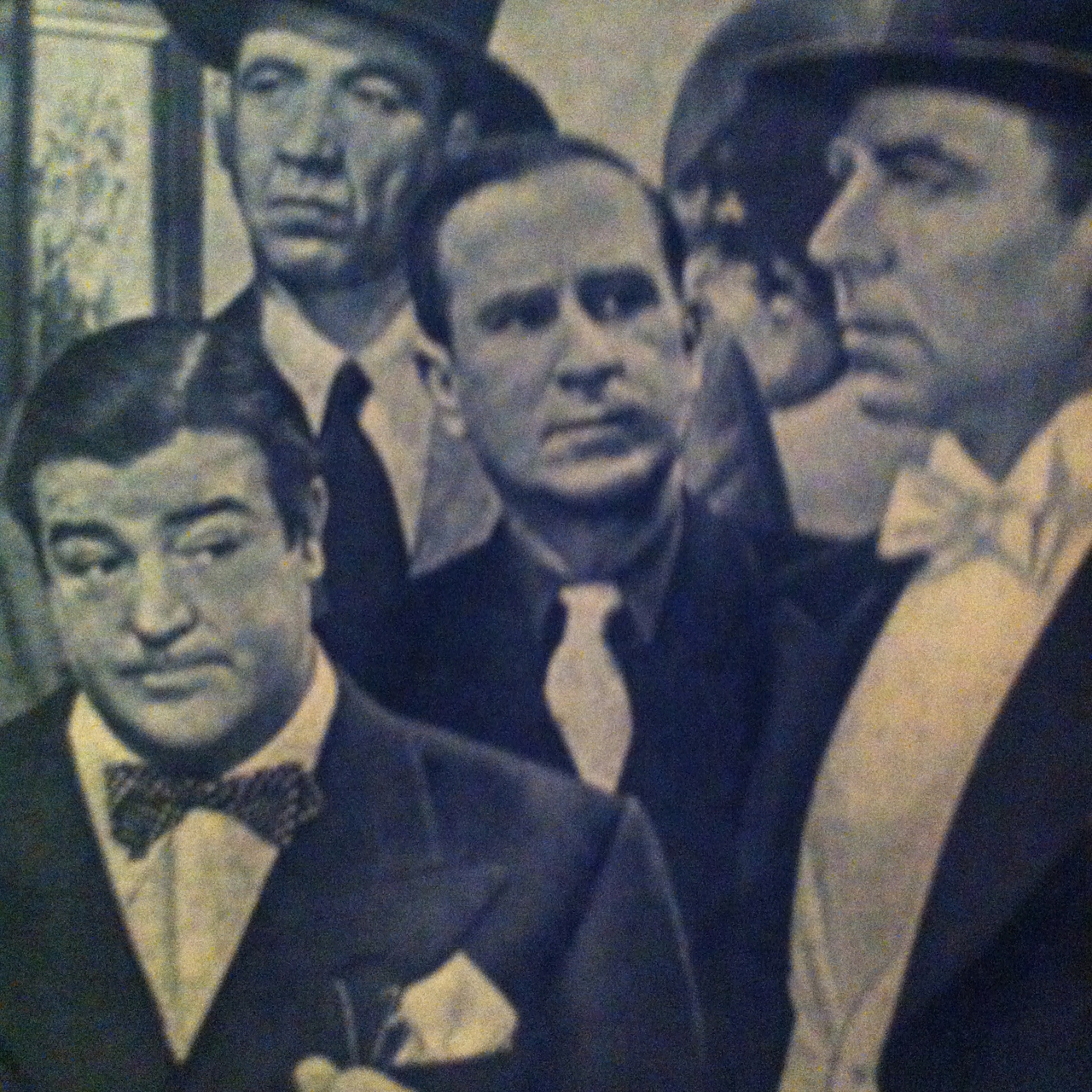 Bud Abbott در صحنه فیلم سینمایی The Noose Hangs High به همراه Lou Costello، Joseph Calleia و Mike Mazurki
