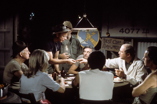 Mike Farrell در صحنه سریال تلویزیونی M*A*S*H به همراه David Ogden Stiers، William Christopher، Jamie Farr، Gary Burghoff، آلن آلدا، Loretta Swit و Harry Morgan