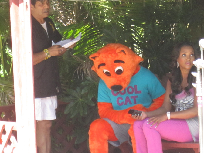 Erik Estrada در صحنه فیلم سینمایی Cool Cat Saves the Kids به همراه Jason Johnson و ویویکا ای فاکس