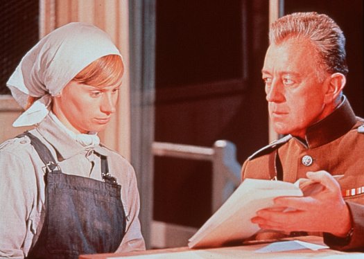 الک گینس در صحنه فیلم سینمایی دکتر ژیواگو به همراه Rita Tushingham
