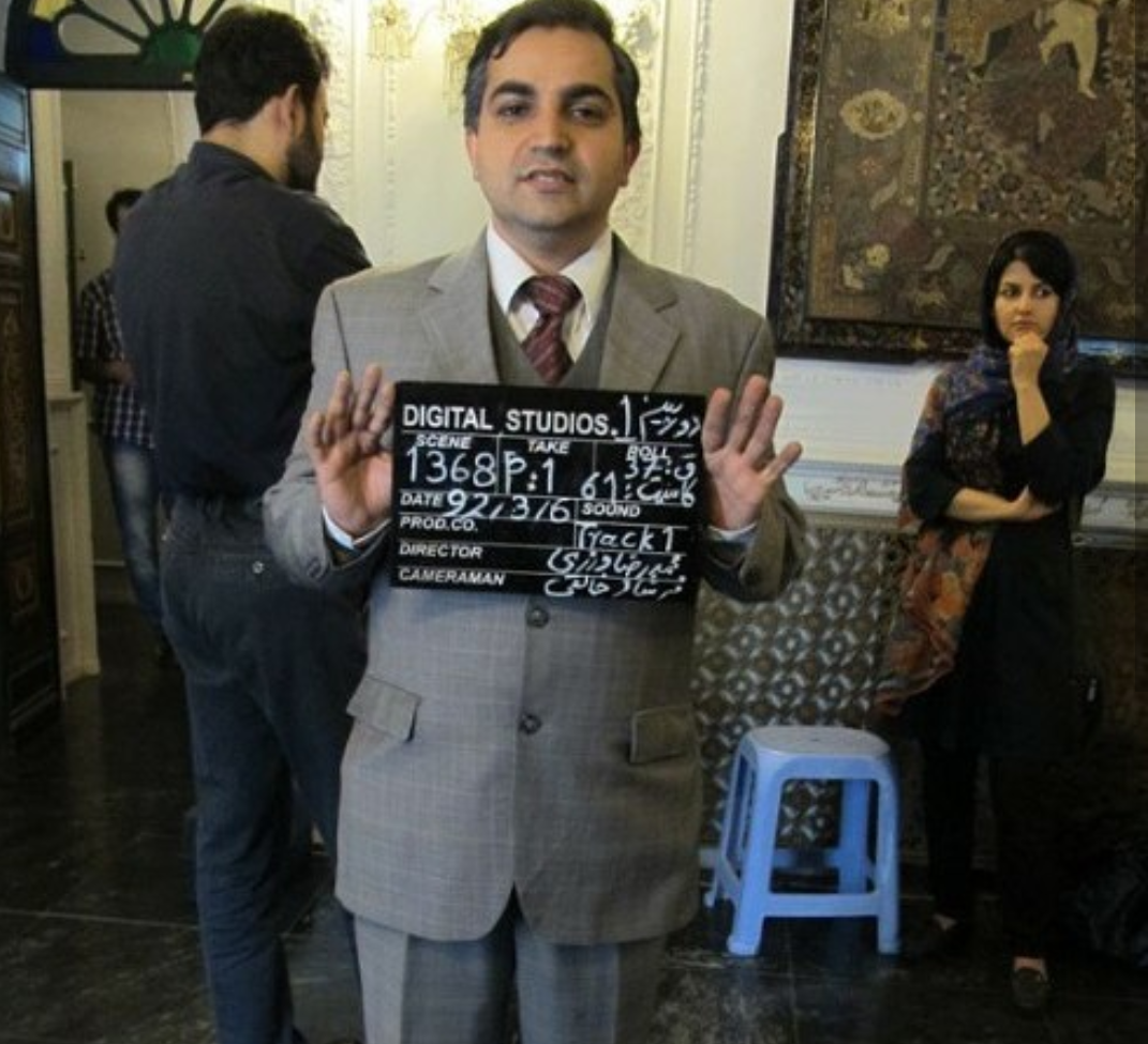 تصویری از بابک میرزا آقایی، بازیگر سینما و تلویزیون در حال بازیگری سر صحنه یکی از آثارش