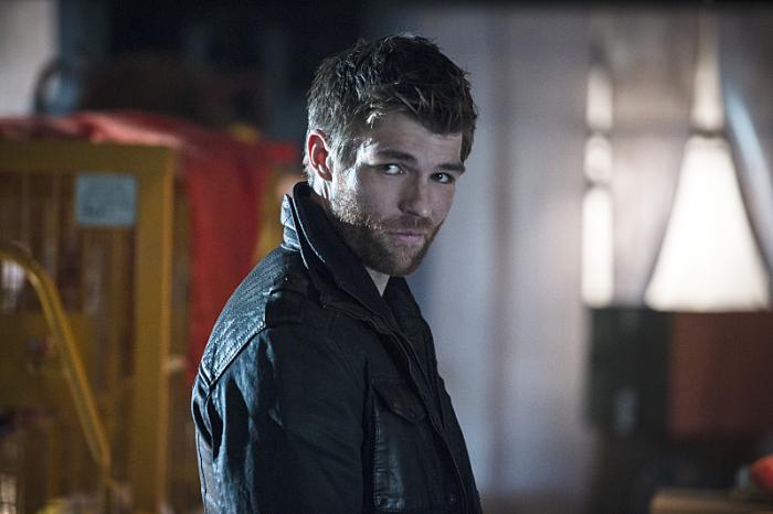 Liam McIntyre در صحنه سریال تلویزیونی فلش