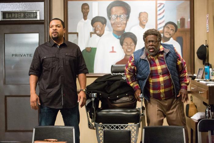 Ice Cube در صحنه فیلم سینمایی آرایشگاه: اصلاح بعدی به همراه Cedric the Entertainer