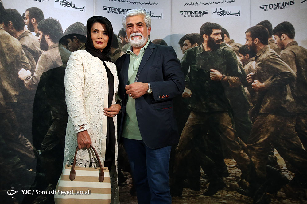 حسین پاکدل در اکران افتتاحیه فیلم سینمایی ایستاده در‌ غبار به همراه عاطفه رضوی