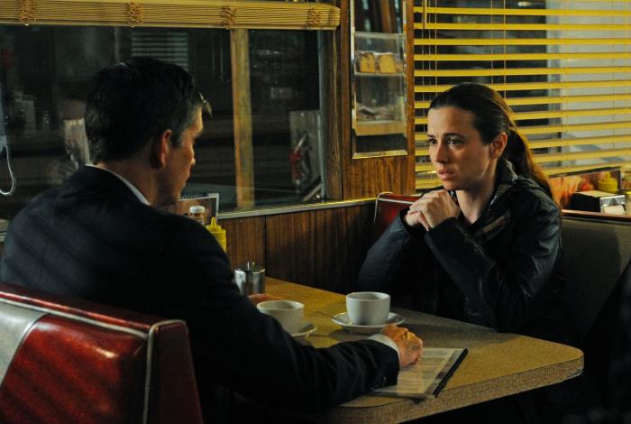 لیندا کاردلیانی در صحنه سریال تلویزیونی مظنون به همراه Jim Caviezel