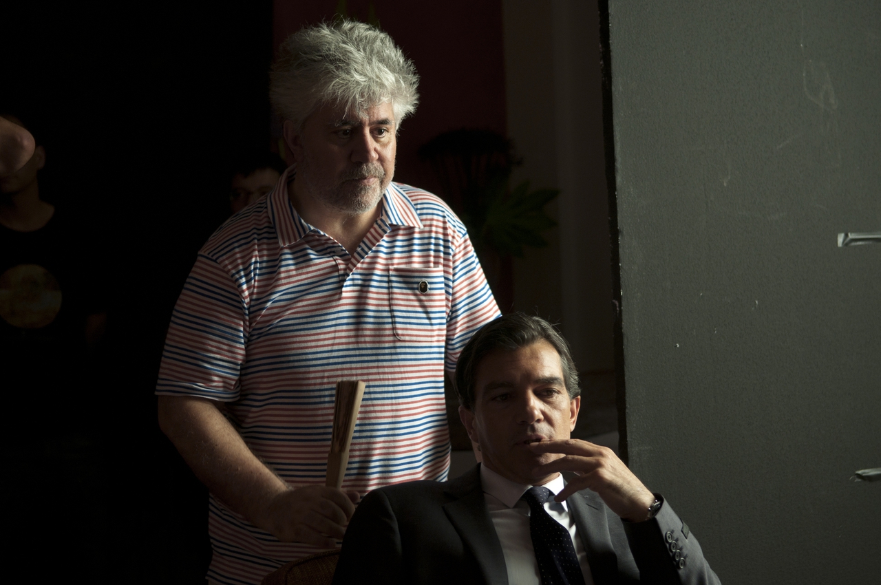 آنتونیو باندراس در صحنه فیلم سینمایی The Skin I Live In به همراه Pedro Almodóvar