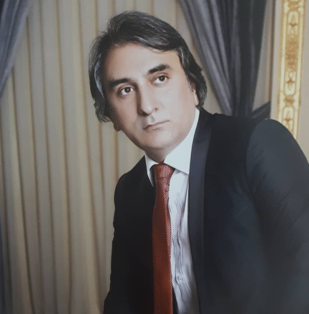 تصویری از امیرحسین داوودی، بازیگر سینما و تلویزیون در حال بازیگری سر صحنه یکی از آثارش