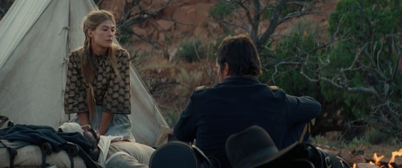 رزاموند پایک در صحنه فیلم سینمایی متخاصمان به همراه کریستین بیل