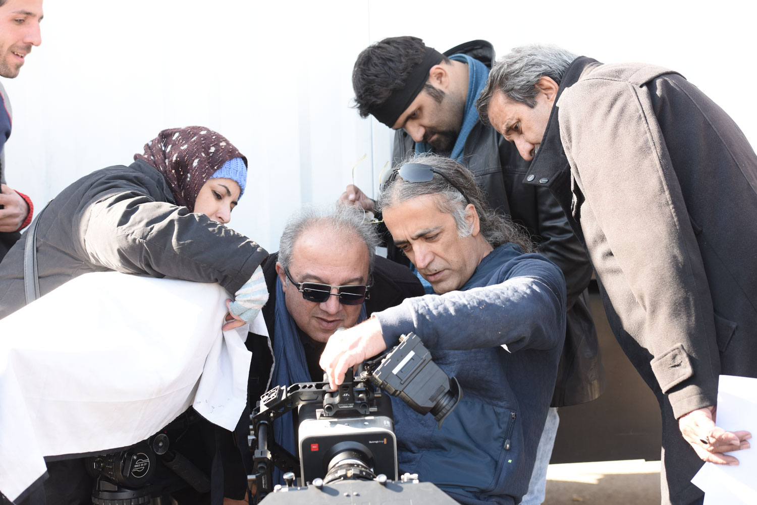 حسین سهیلی‌زاده در پشت صحنه سریال تلویزیونی پریا به همراه محمد افسری