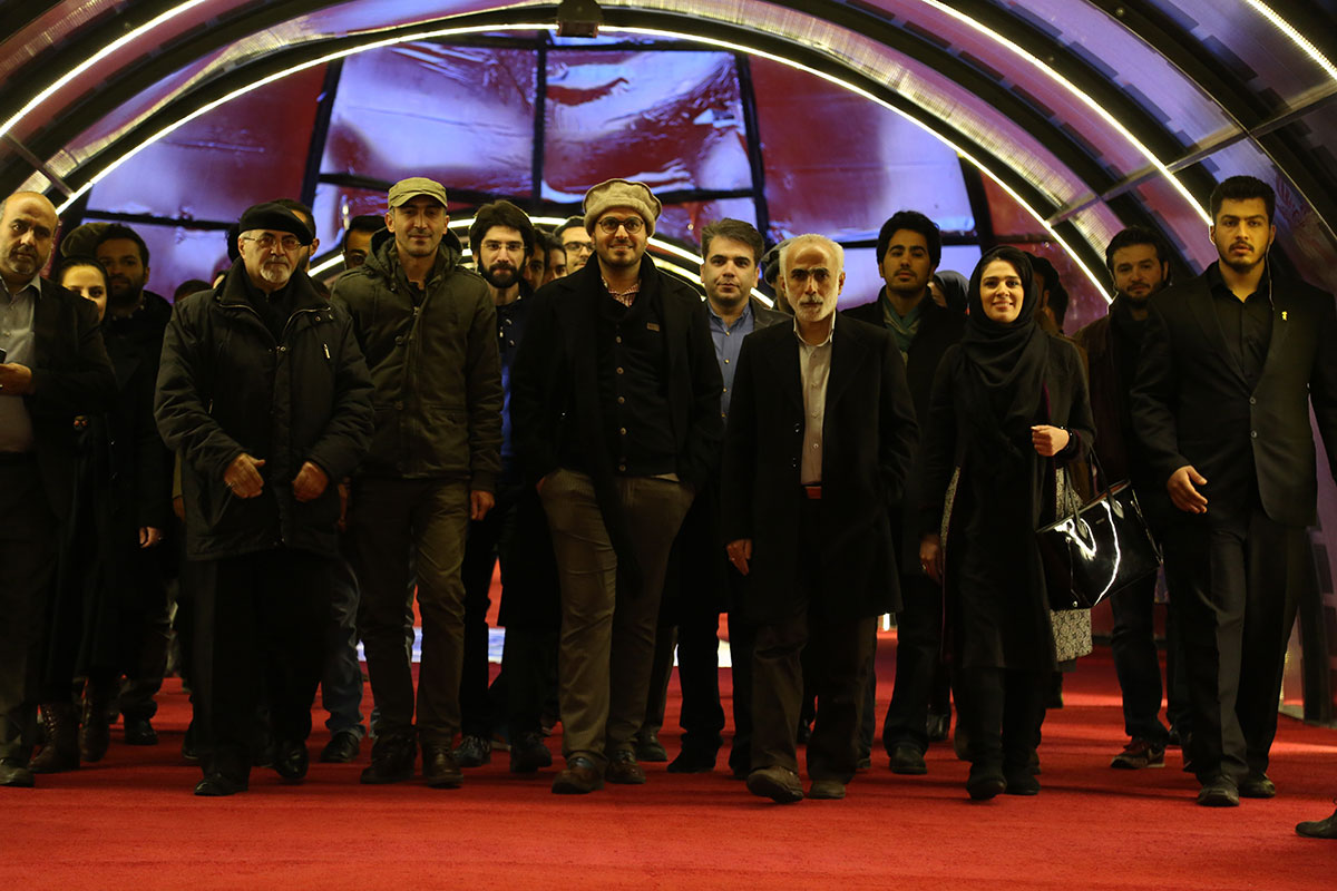 محمد احمدی در فرش قرمز فیلم سینمایی ایستاده در‌ غبار به همراه هادی حجازی‌فر، محمدحسین مهدویان و ابراهیم امینی