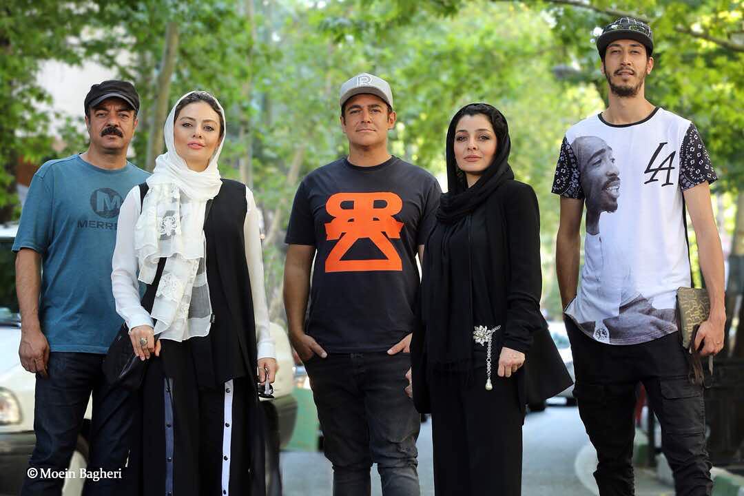سعید آقاخانی در پشت صحنه فیلم سینمایی رحمان 1400 به همراه ساره بیات، محمدرضا گلزار و یکتا ناصر
