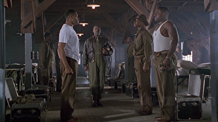 Malcolm-Jamal Warner در صحنه فیلم سینمایی The Tuskegee Airmen به همراه لارنس فیشبرن، کورتنی بی. ونس و کوبا گودینگ جونیور