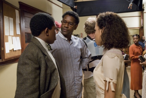 جورنی اسمولت بل در صحنه فیلم سینمایی مناظره کنندگان بزرگ به همراه Denzel Whitaker و دنزل واشنگتن