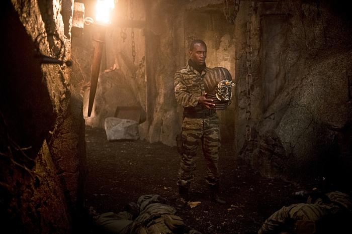 Jimmy Akingbola در صحنه سریال تلویزیونی پیکان