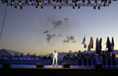 Faith Hill در صحنه فیلم سینمایی پرل هاربر