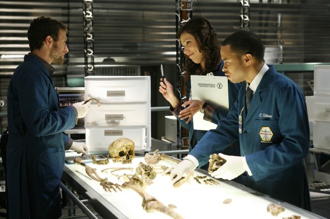 میکلا کونلین در صحنه سریال تلویزیونی استخوان ها به همراه Eugene Byrd و T.J. Thyne