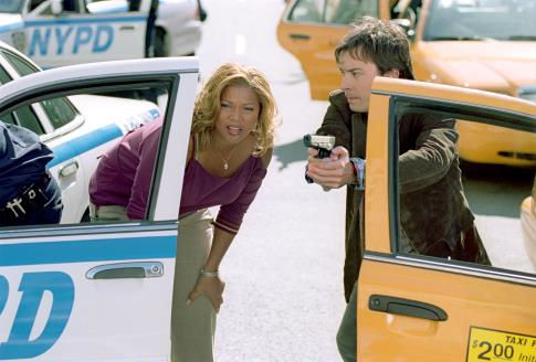 کویین لطیفه در صحنه فیلم سینمایی Taxi به همراه جیمی فالون