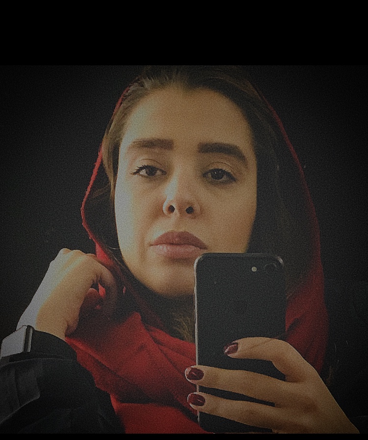 تصویری از سوین اسدی، بازیگر سینما و تلویزیون در حال بازیگری سر صحنه یکی از آثارش