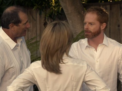 اد اونیل در صحنه سریال تلویزیونی خانواده امروزی به همراه اریک استون استریت و Julie Bowen