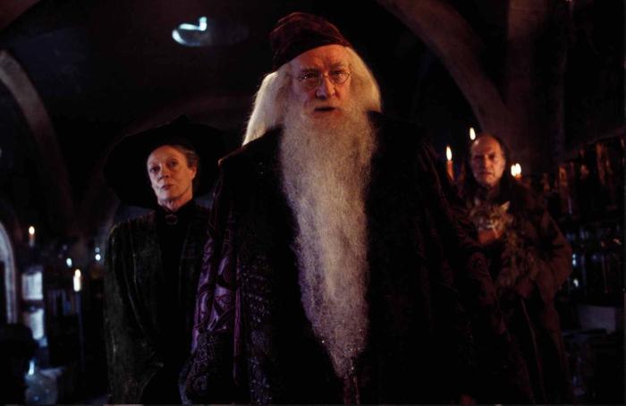 ریچارد هریس در صحنه فیلم سینمایی هری پاتر و تالار اسرار به همراه David Bradley و مگی اسمیت