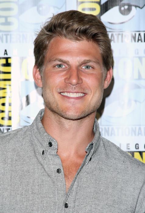 Travis Van Winkle در صحنه سریال تلویزیونی آخرین کشتی