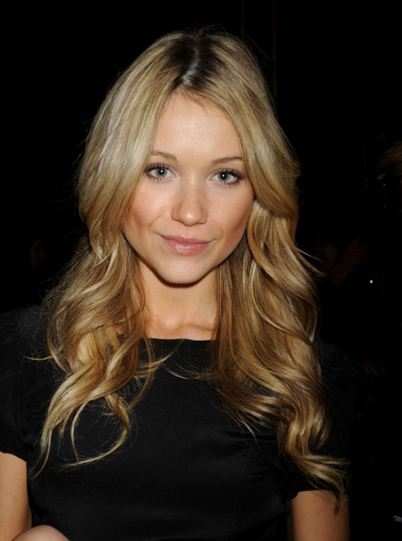 Katrina Bowden در صحنه فیلم سینمایی تاکر و دیل در برابر شیطان